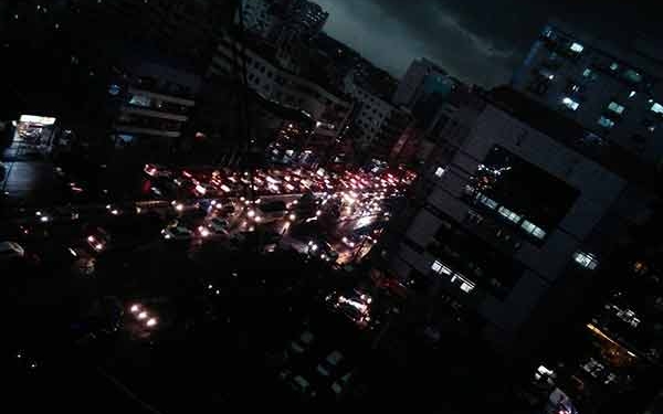 আঁধারে ঢেকেছে ঢাকা