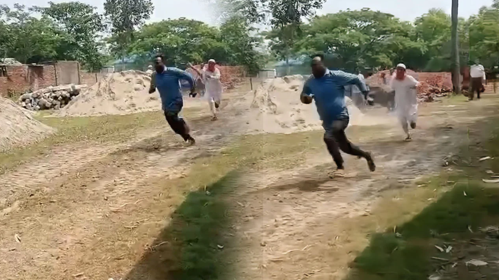 কাজের মান নিয়ে অভিযোগ, প্রকৌশলীকে বাঁশ নিয়ে ধাওয়া