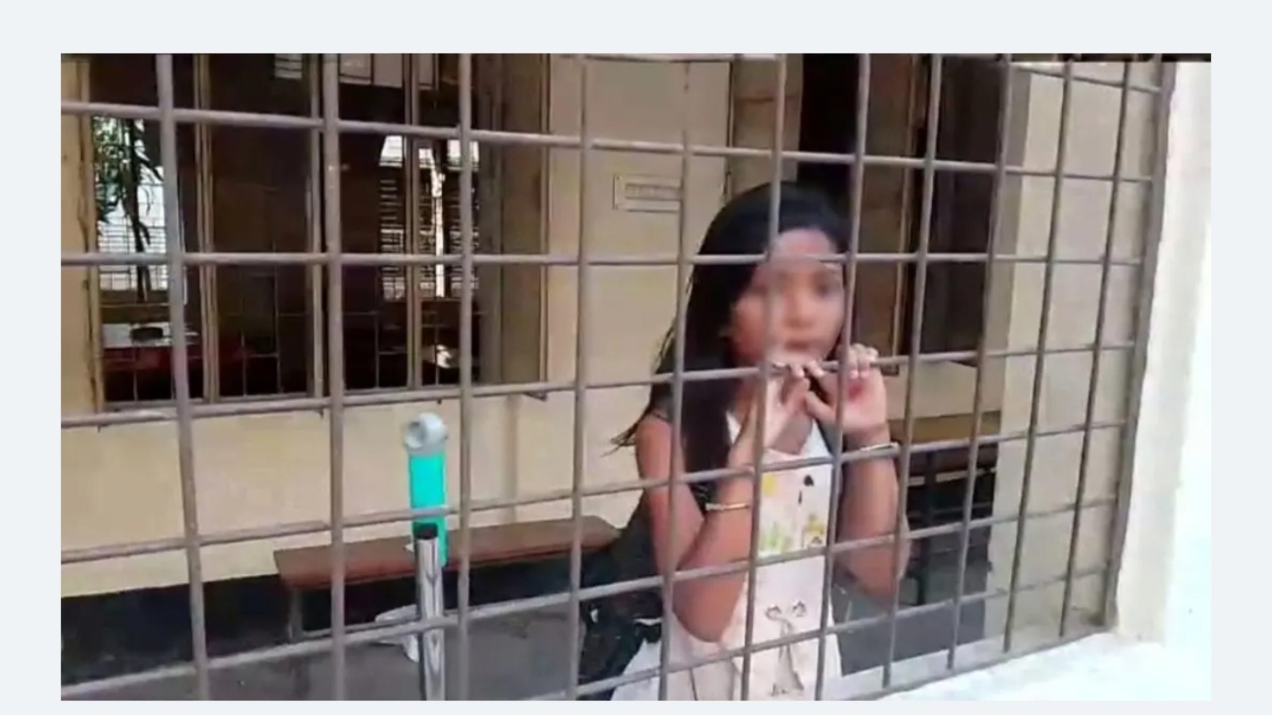 স্কুল ছুটি; টয়লেটে আটকা পড়ল তৃতীয় শ্রেণির শিক্ষার্থী!