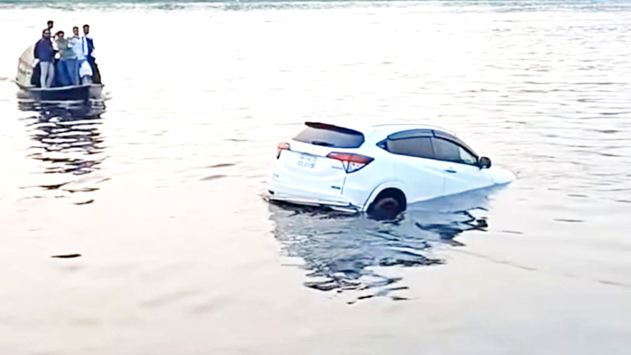 ফেরিতে উঠতে গিয়ে নিয়ন্ত্রণ হারিয়ে প্রাইভেটকার শীতলক্ষ্যা নদীতে