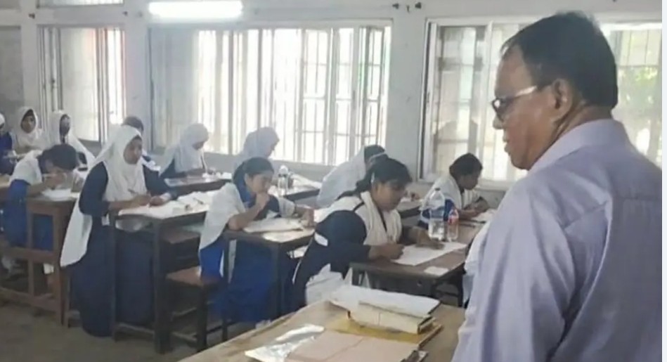 আইন অমান্য করে পরীক্ষার হলে এমপি, করলেন ফেসবুক লাইভও