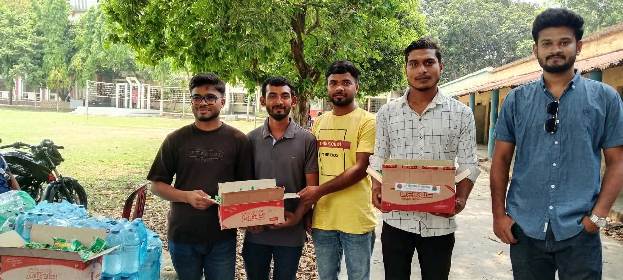 সাফদারপুর এসডি ডিগ্রি কলেজ ছাত্রদলের পক্ষ থেকে এসএসসি পরীক্ষার্থীদের পানি-বিস্কুট বিতরণ